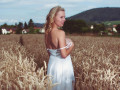frau im kornfeld