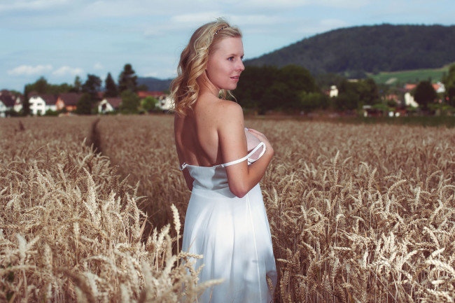 frau im kornfeld